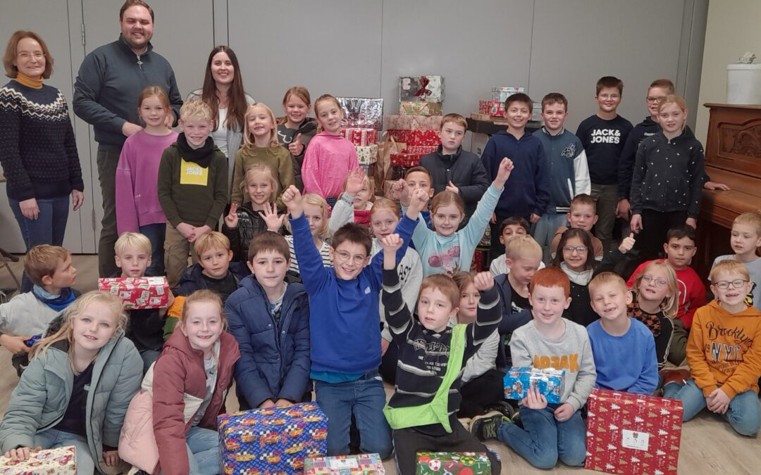 Kinder packen Weihnachtspäckchen für Kinder – Weihnachtspäckchenkonvoi 2024